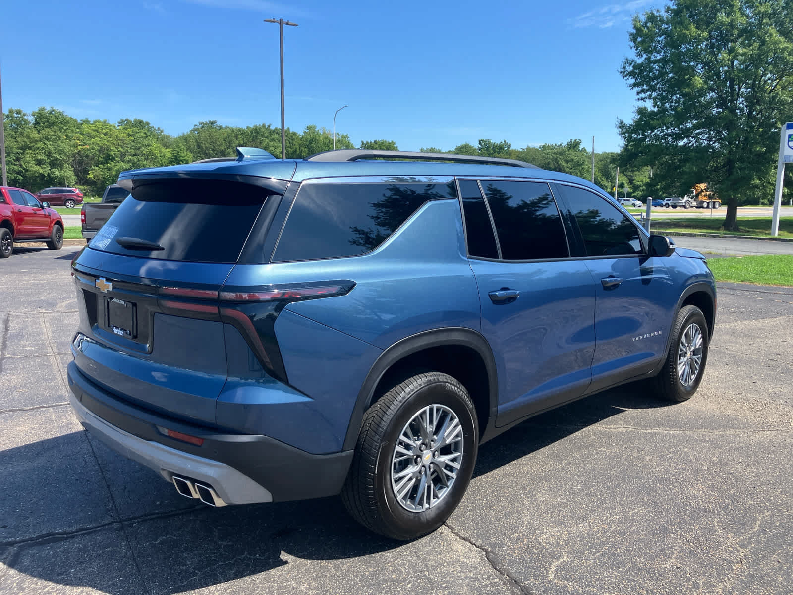 Used 2025 Chevrolet Traverse LT w/ Driver Confidence Package FWD image 3