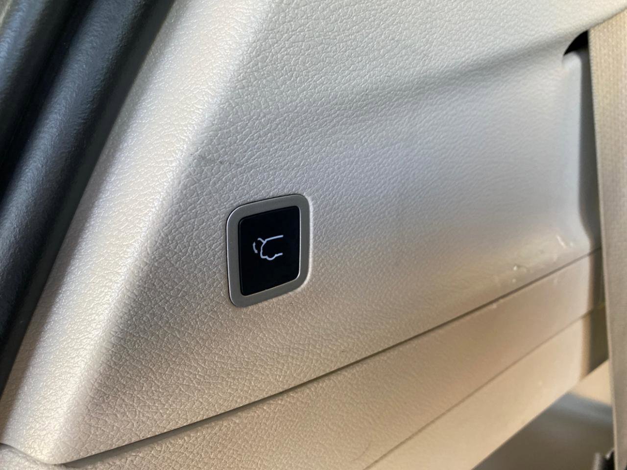 Used 2023 Chrysler Voyager LX FWD image 14