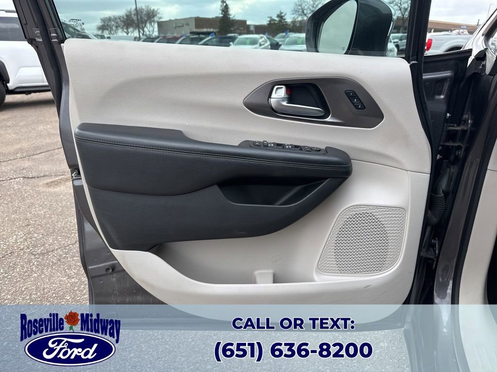 Used 2018 Chrysler Pacifica Limited w/ Tire & Wheel Group image 31