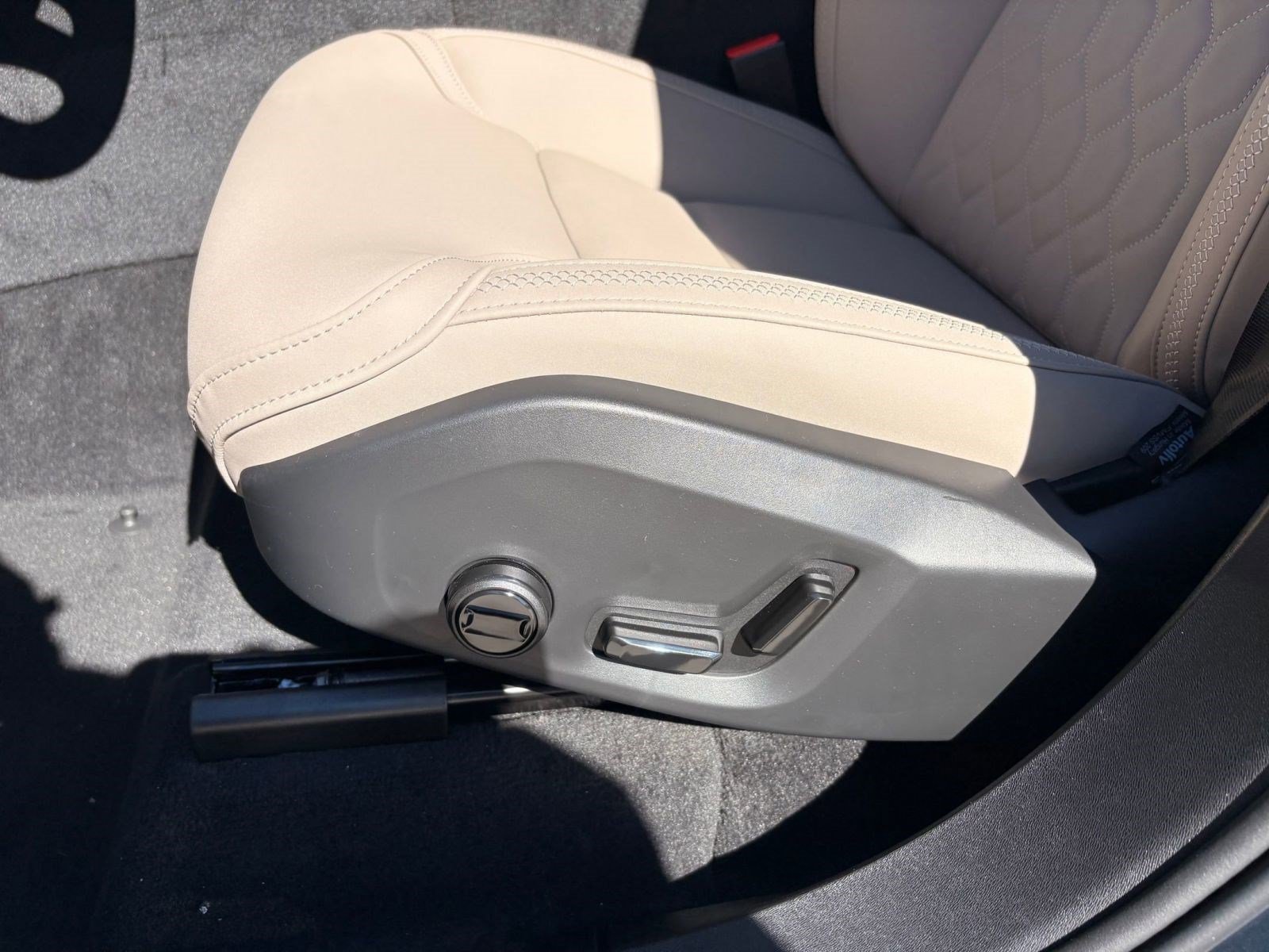 Certified 2026 Volvo XC90 B6 Plus w/ Protection Package Premier AWD/4WD image 17