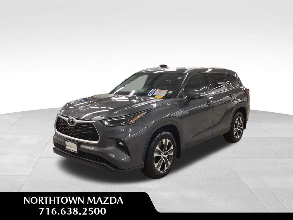 Used 2022 Toyota Highlander XLE AWD/4WD image 1