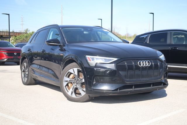 Used 2021 Audi e-tron Premium w/ Convenience Plus Package image 2