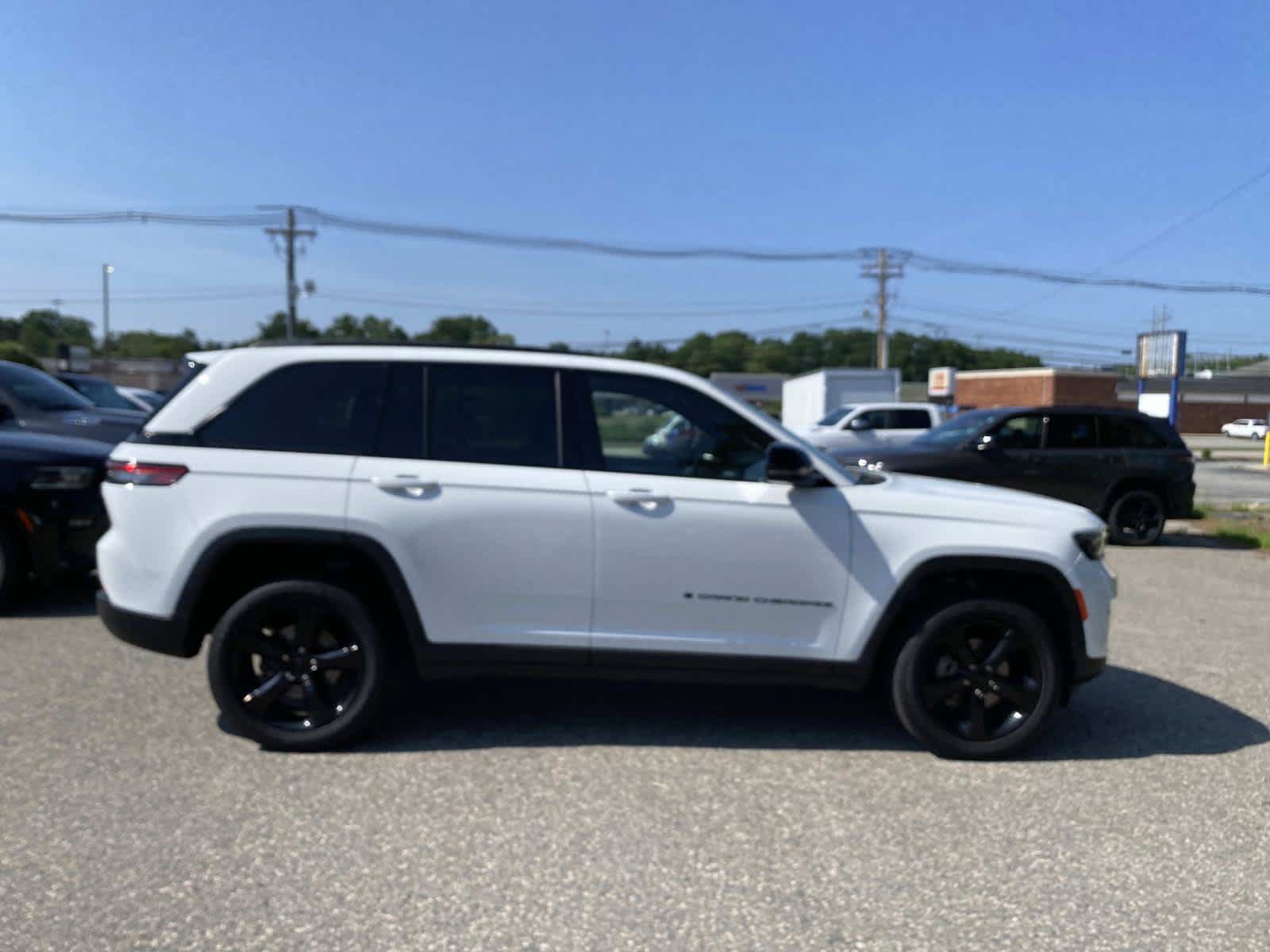 Used 2023 Jeep Grand Cherokee Altitude AWD/4WD image 2