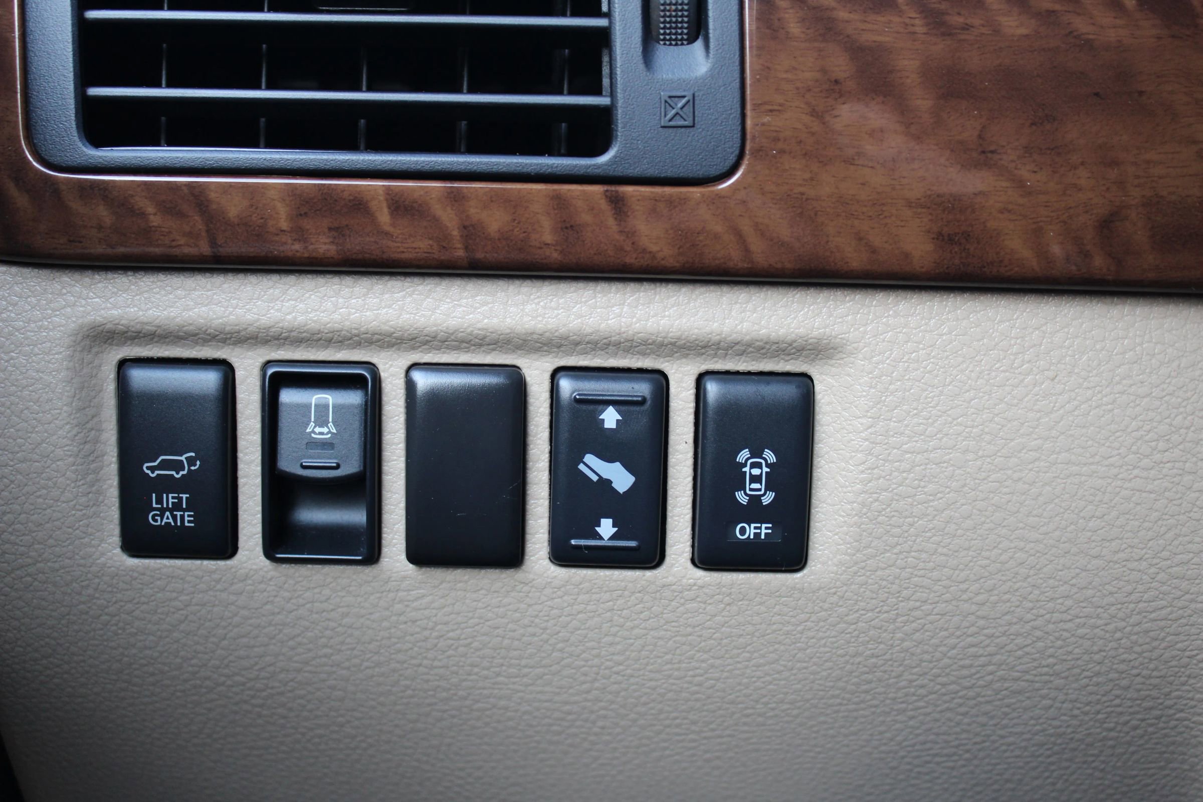 Used 2014 Nissan Armada Platinum image 28