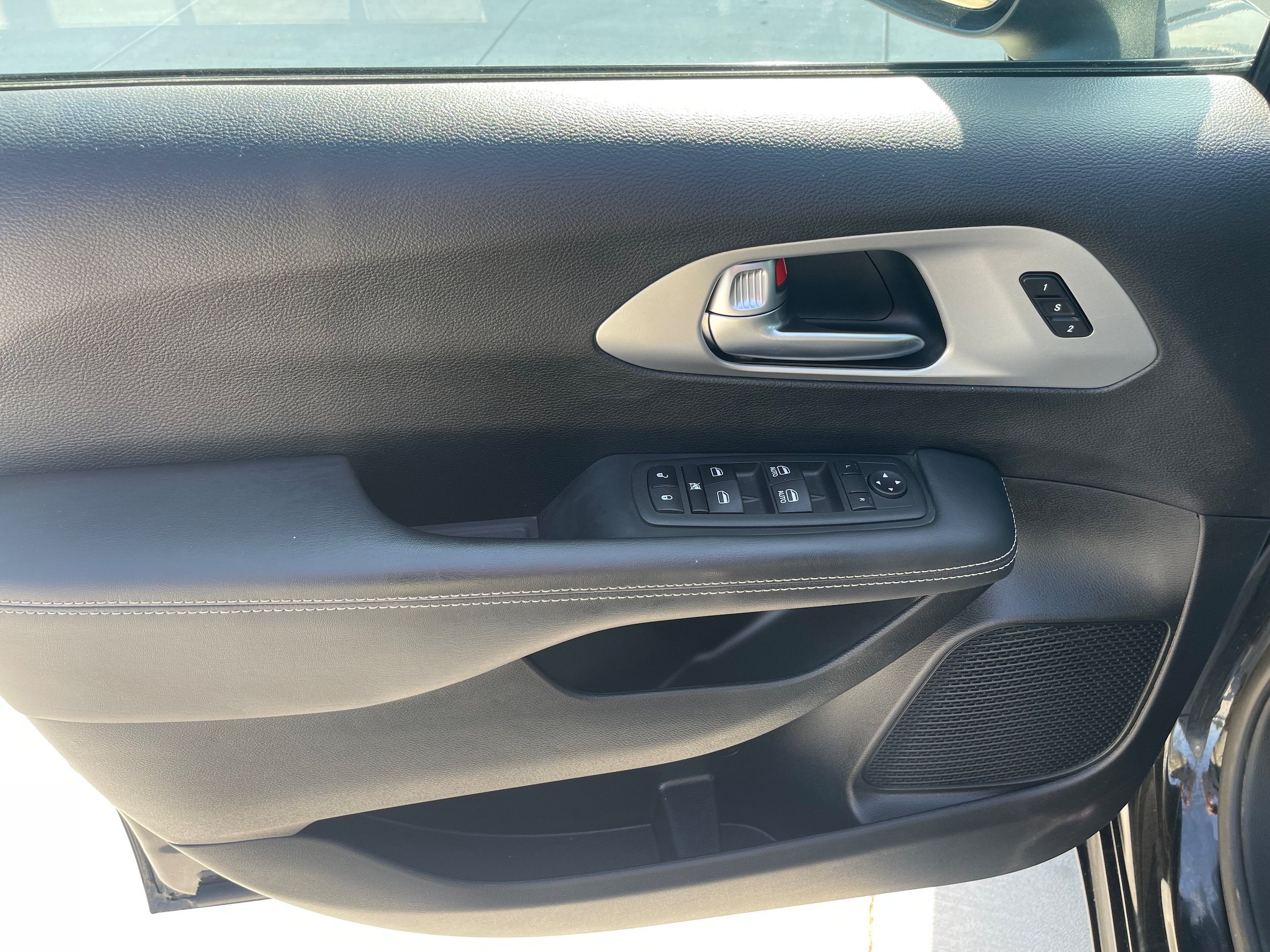 Used 2023 Chrysler Pacifica Touring-L w/ S Appearance Package AWD/4WD image 15