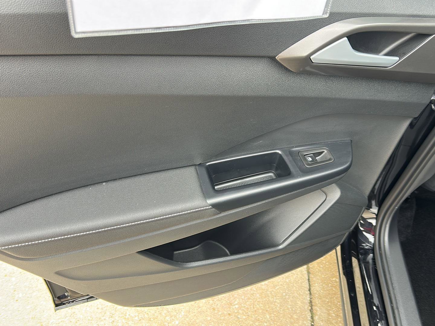 Used 2025 Volkswagen Taos SE image 29