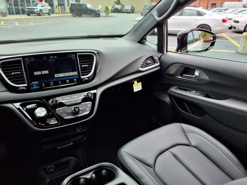 New 2026 Chrysler Voyager LX image 20