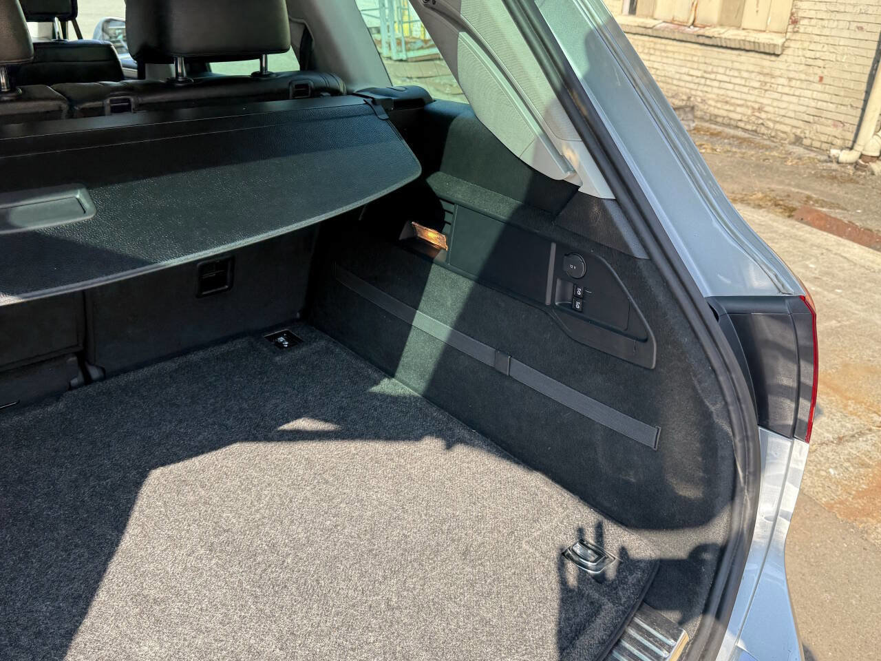 Used 2012 Volkswagen Touareg Sport image 16