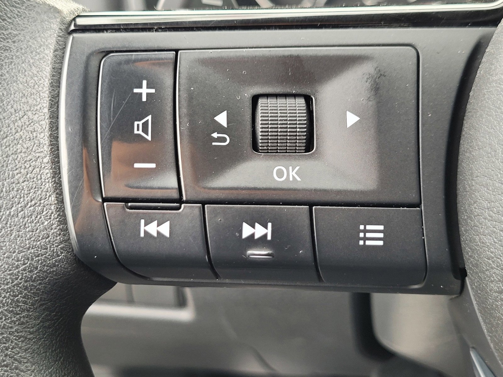 Used 2023 Nissan Rogue SV image 27