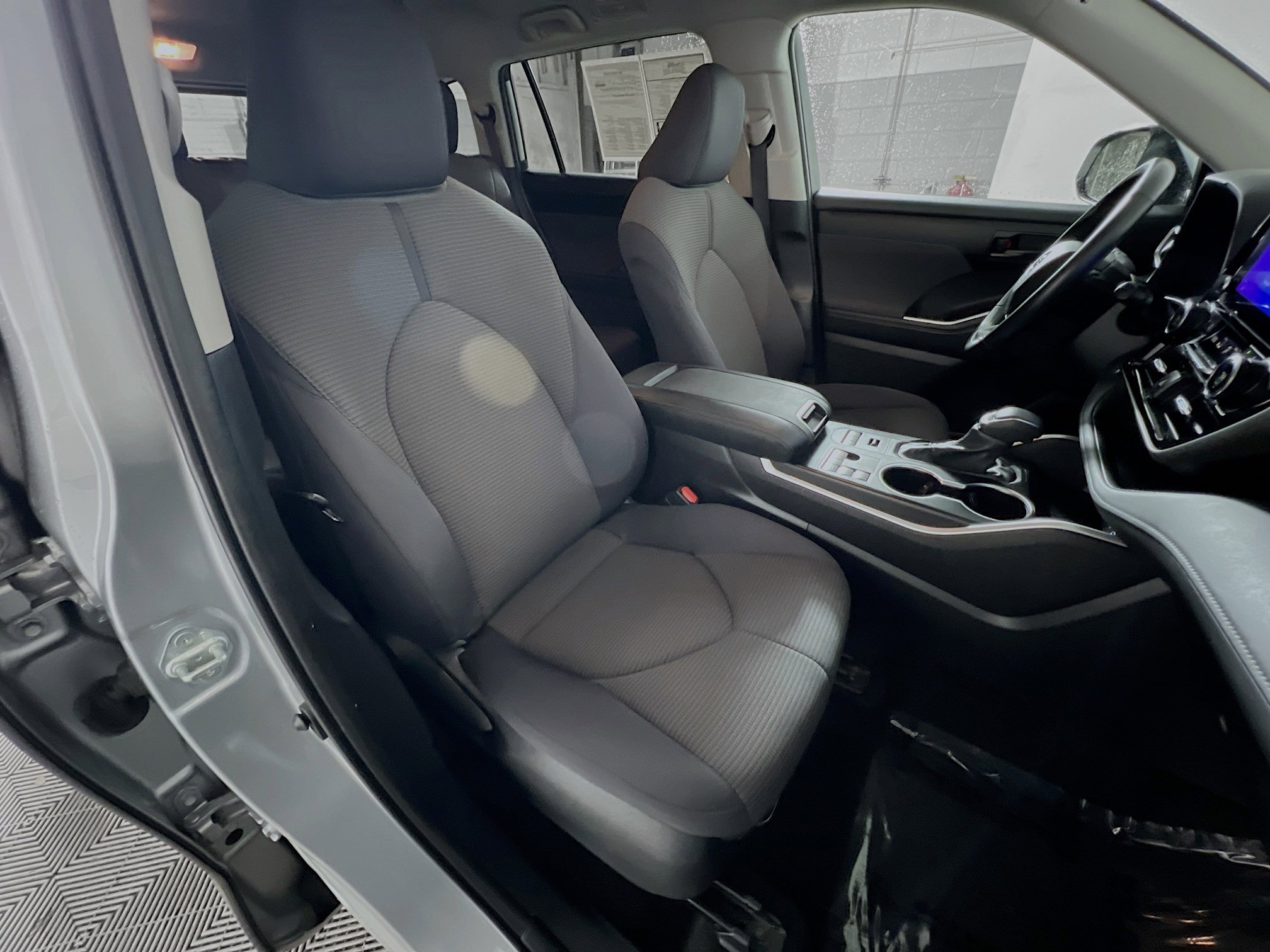 Used 2024 Toyota Highlander LE AWD/4WD image 31