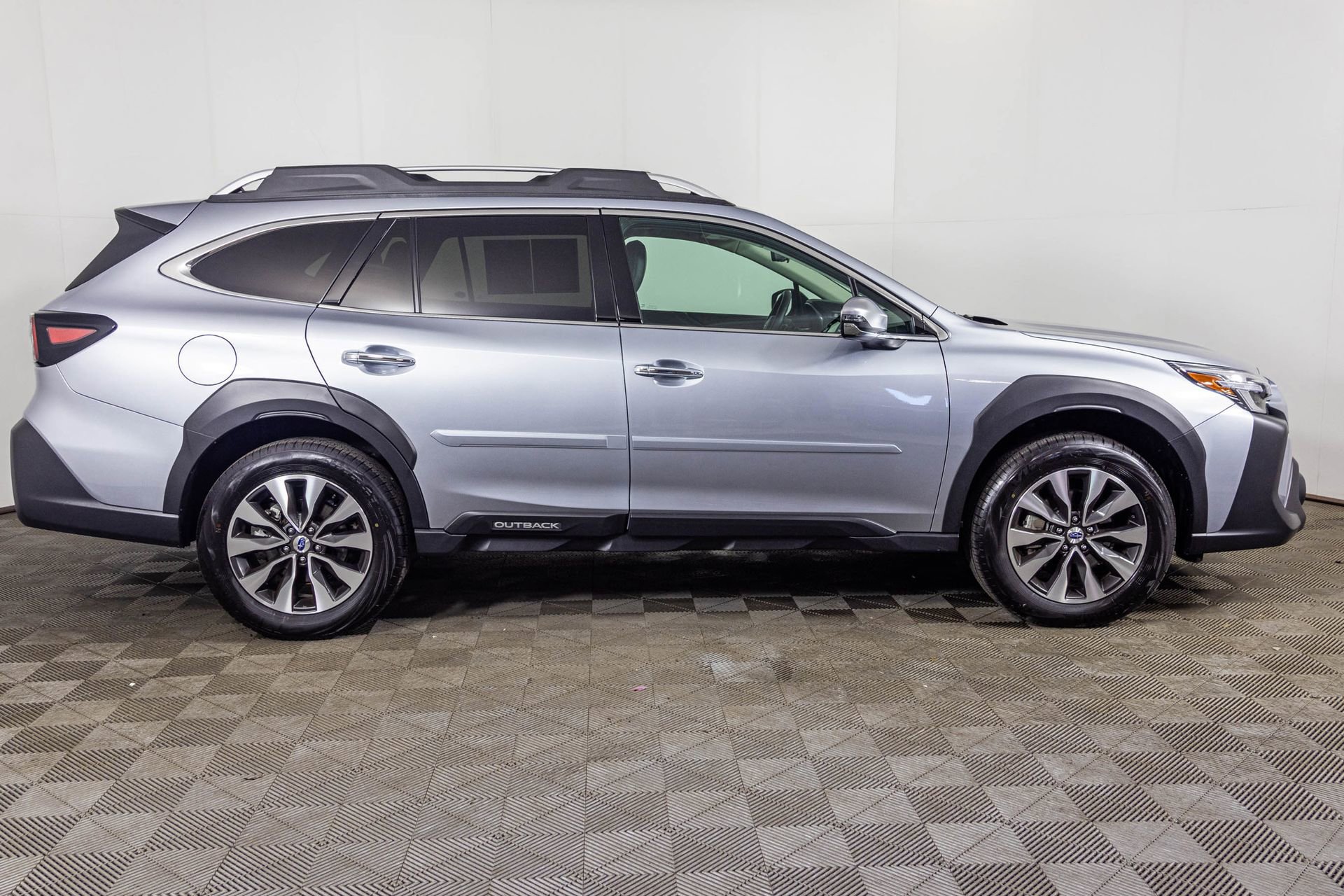 Used 2025 Subaru Outback Touring XT AWD/4WD image 18