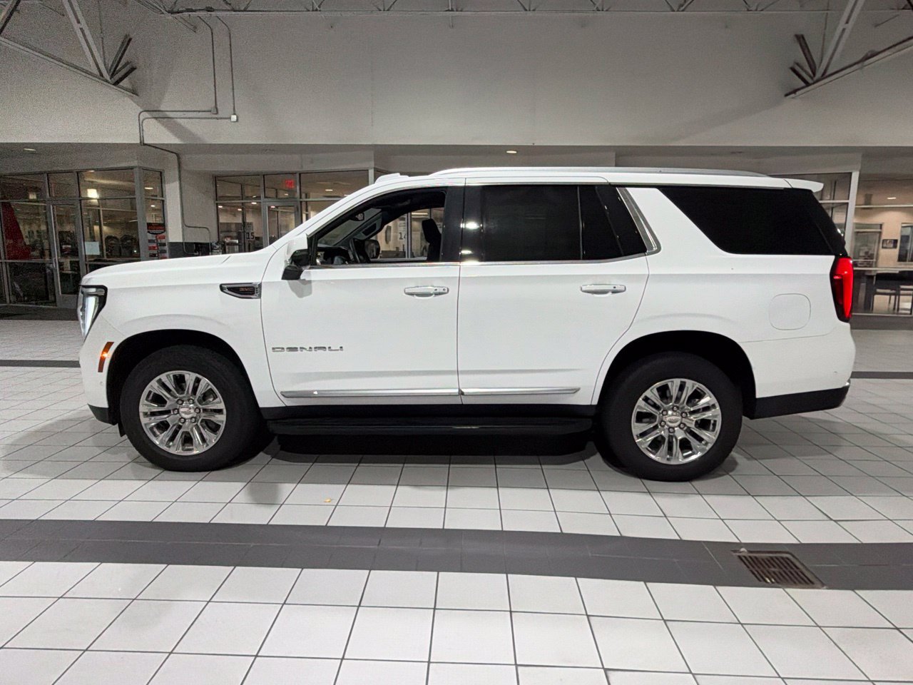 Used 2025 GMC Yukon Denali RWD image 2