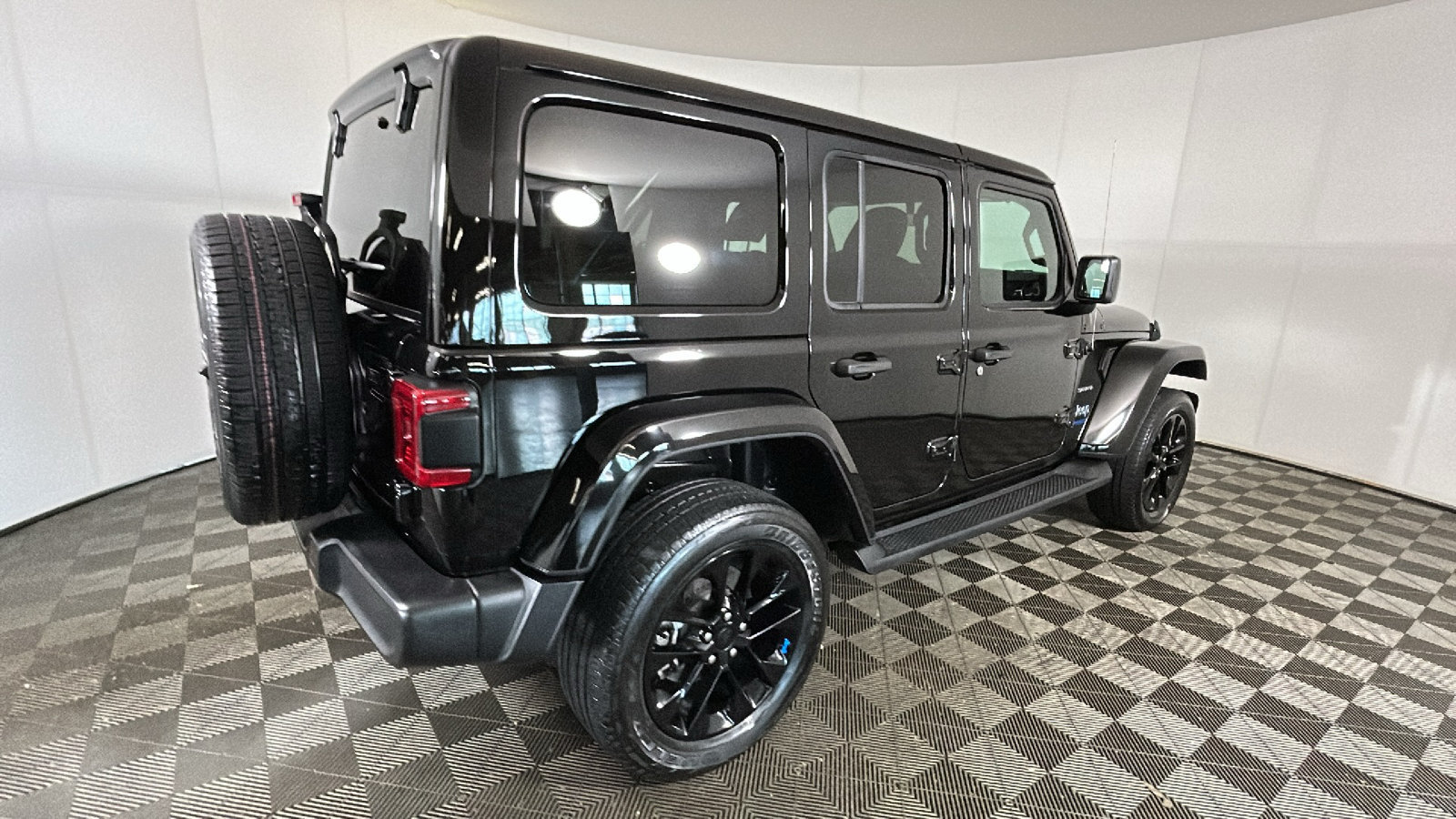 Used 2022 Jeep Wrangler Unlimited Sahara AWD/4WD image 3