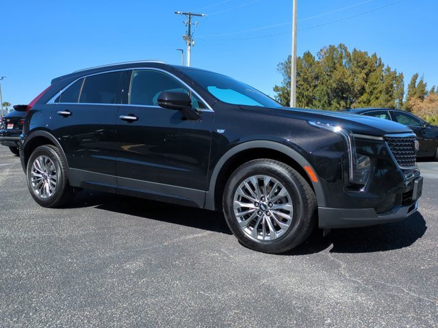 Used 2025 Cadillac XT4 Premium Luxury image 2