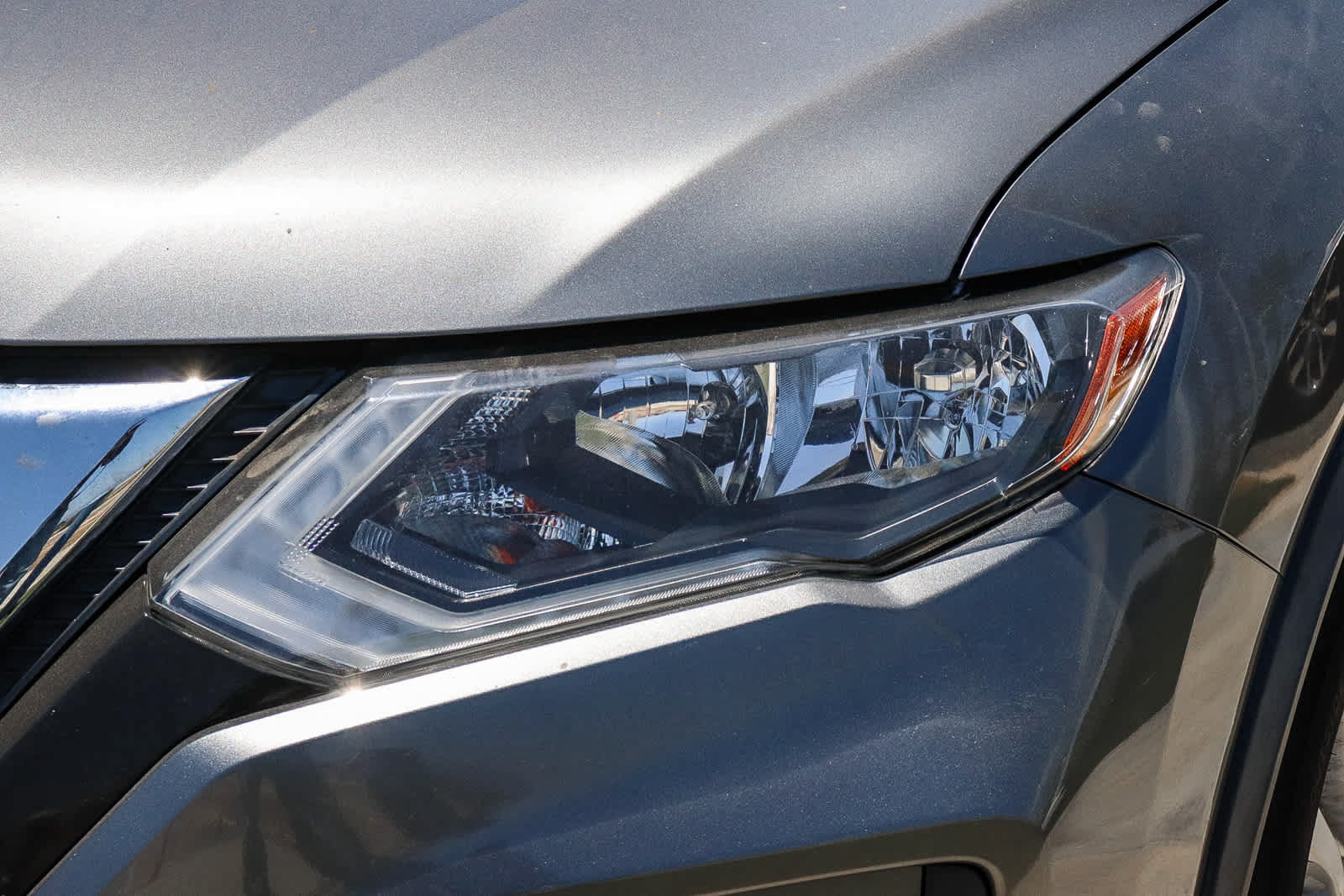 Used 2020 Nissan Rogue SV FWD image 2