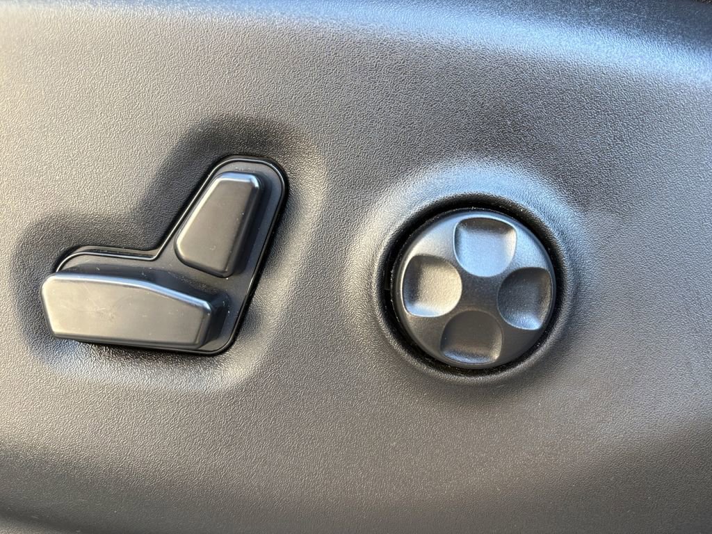 Used 2024 Chrysler Pacifica Touring-L image 11