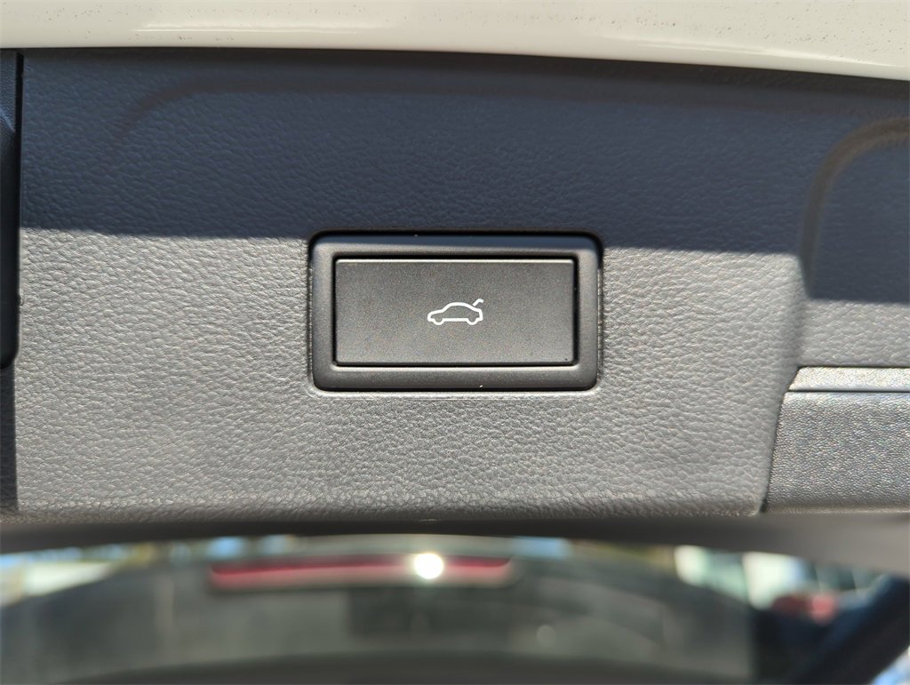 Used 2025 Volkswagen Atlas SEL Premium R-Line image 21