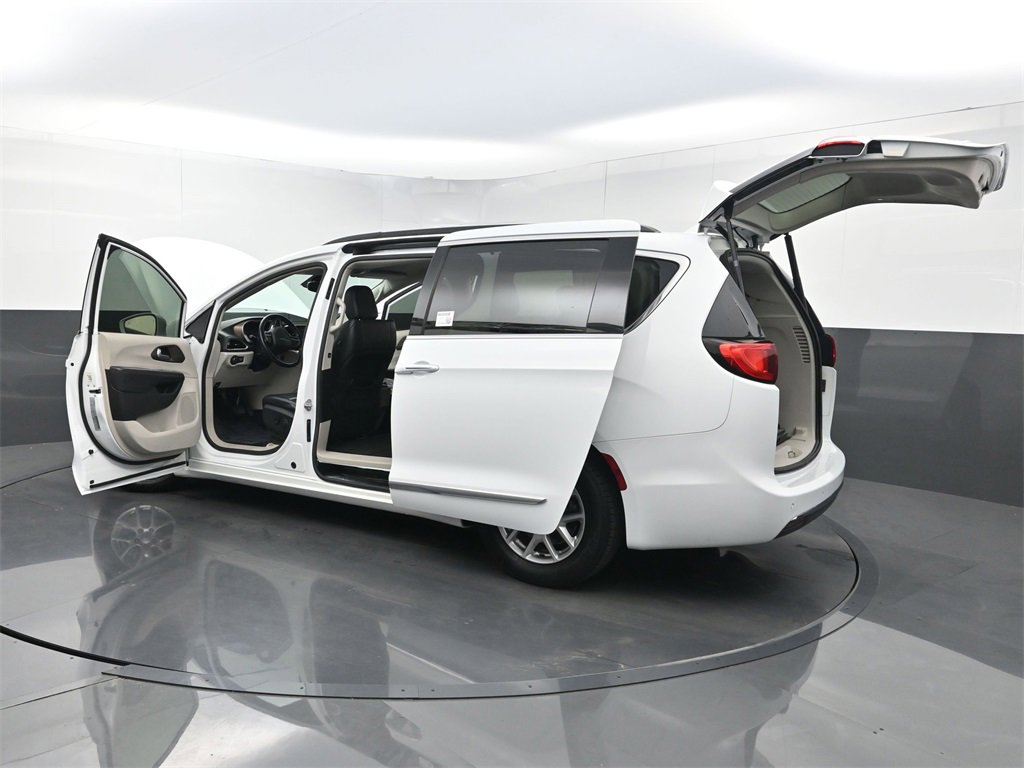 Used 2017 Chrysler Pacifica Touring-L image 34