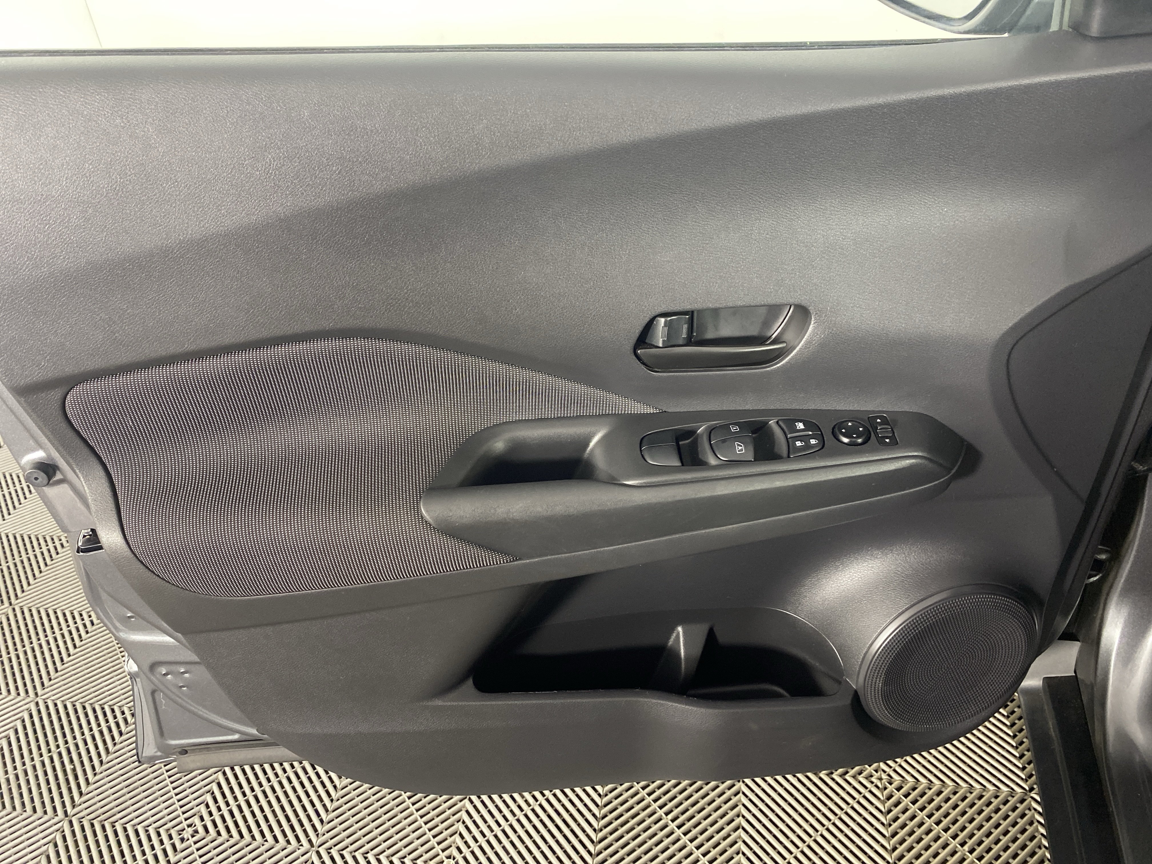 Used 2020 Nissan Kicks S FWD image 11