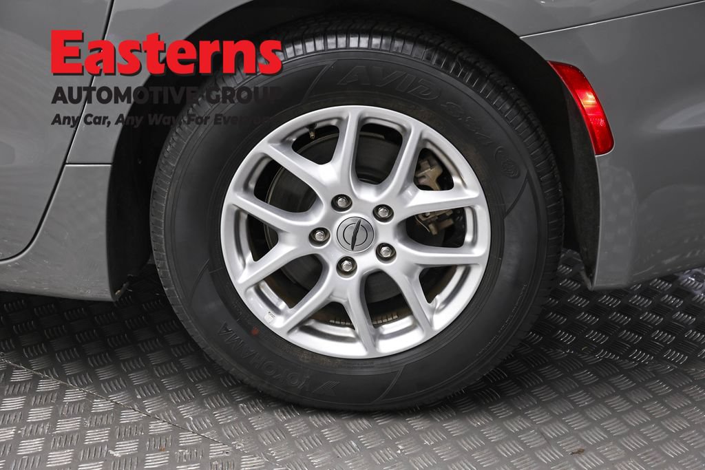 Used 2023 Chrysler Pacifica Touring-L FWD image 8