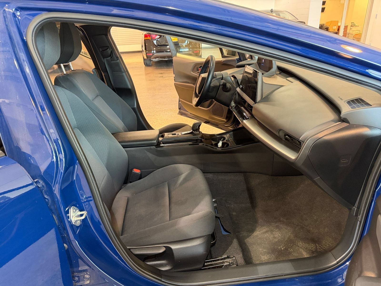 Used 2025 Toyota Prius LE FWD image 34