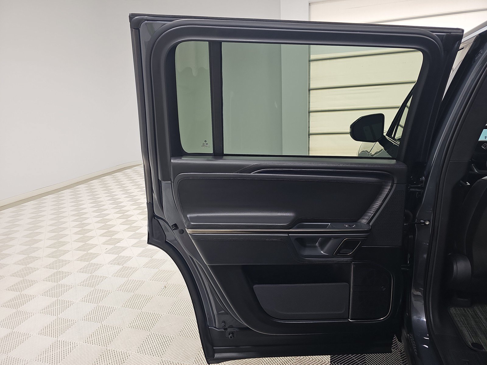 Used 2023 Rivian R1S Adventure AWD/4WD image 17