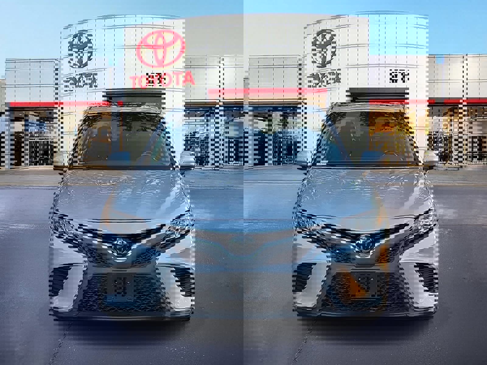 Used 2020 Toyota Camry SE image 2