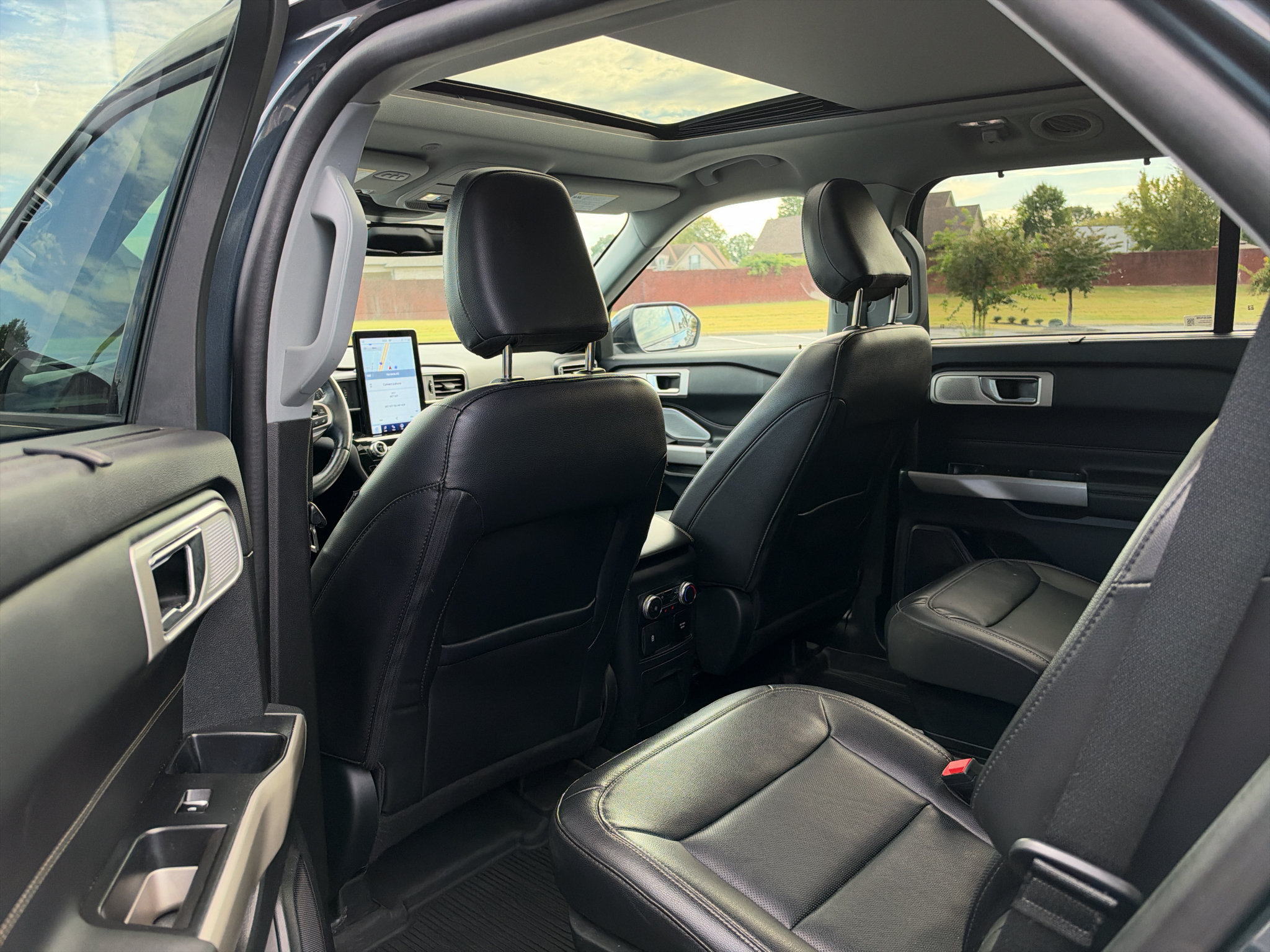 Used 2022 Ford Explorer Limited w/ Limited Technology Package AWD/4WD image 14