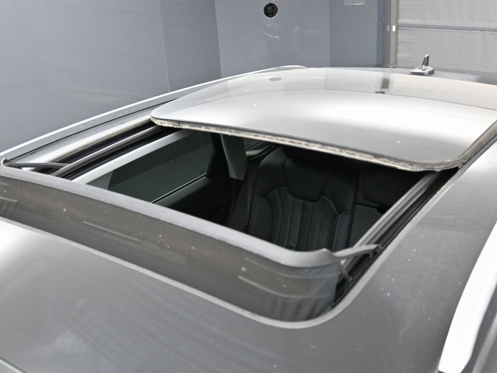 Used 2023 Audi Q5 e Premium w/ Convenience Package image 9