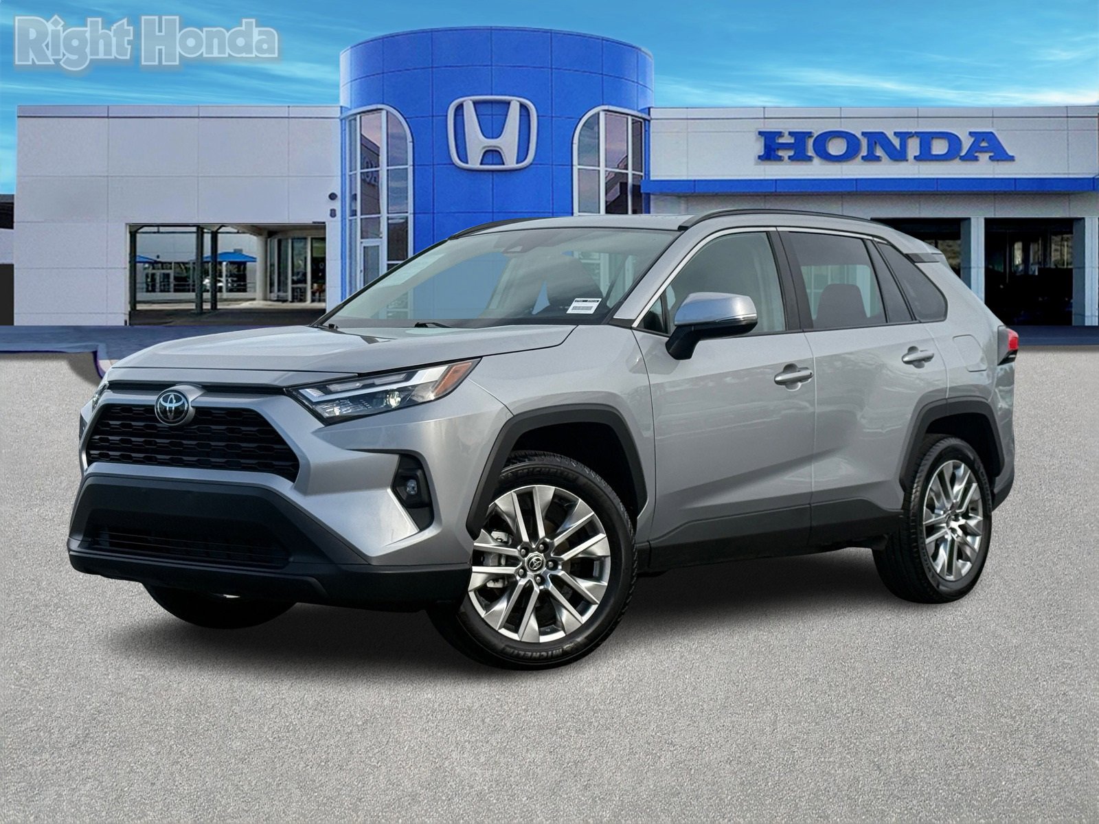 Used 2025 Toyota RAV4 XLE Premium image 2