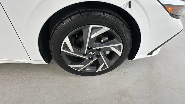 Used 2024 Hyundai Elantra Limited image 9