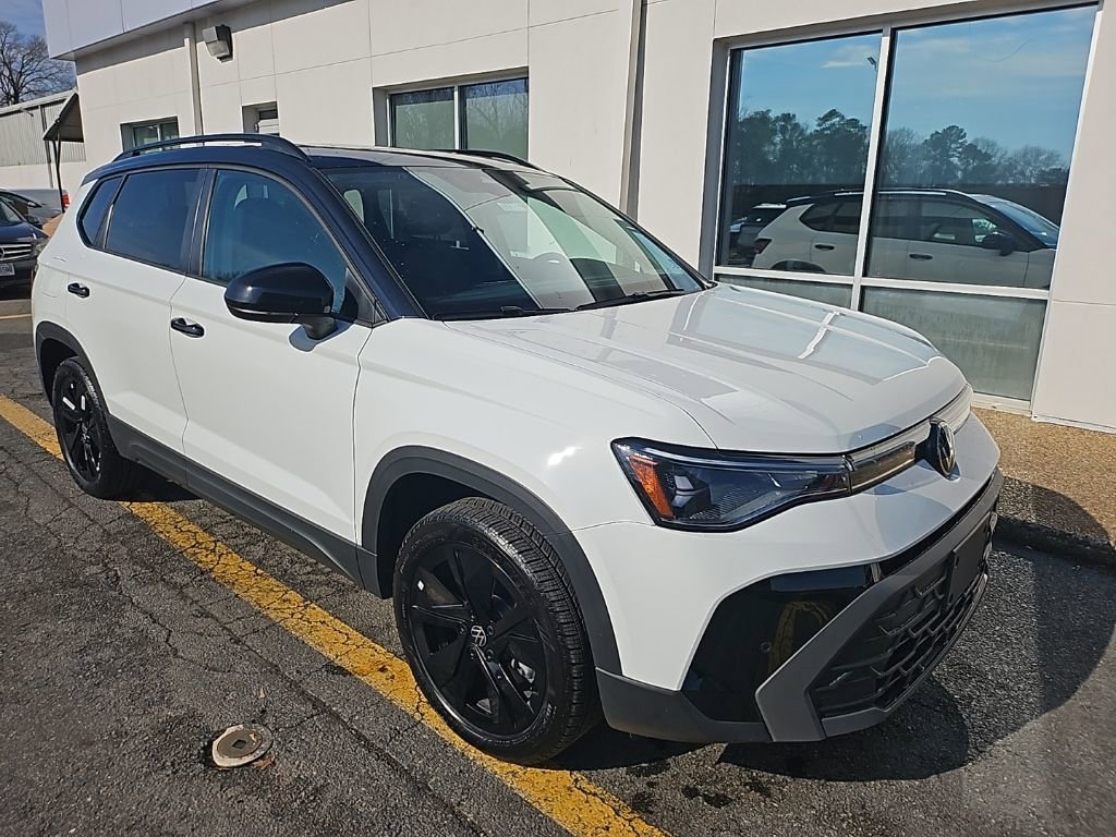 Certified 2025 Volkswagen Taos SE image 4