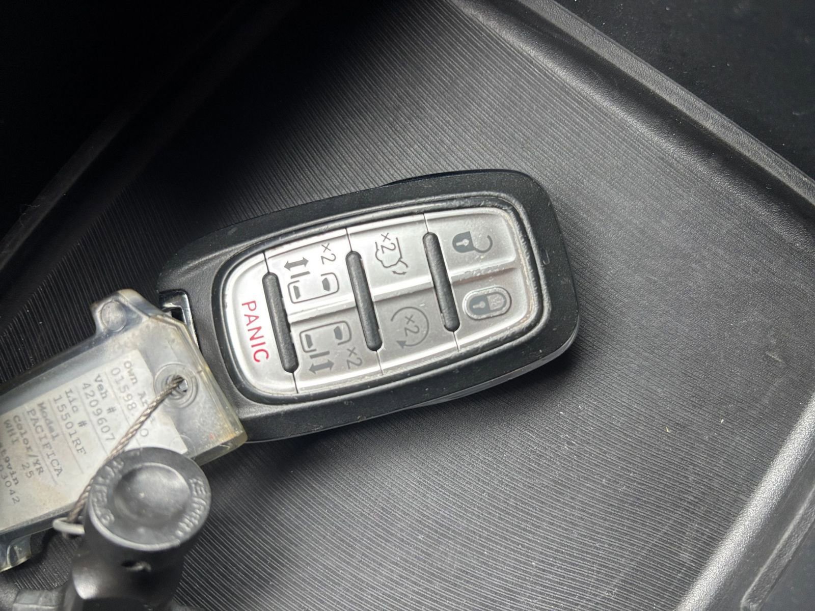 Used 2025 Chrysler Pacifica Select image 21
