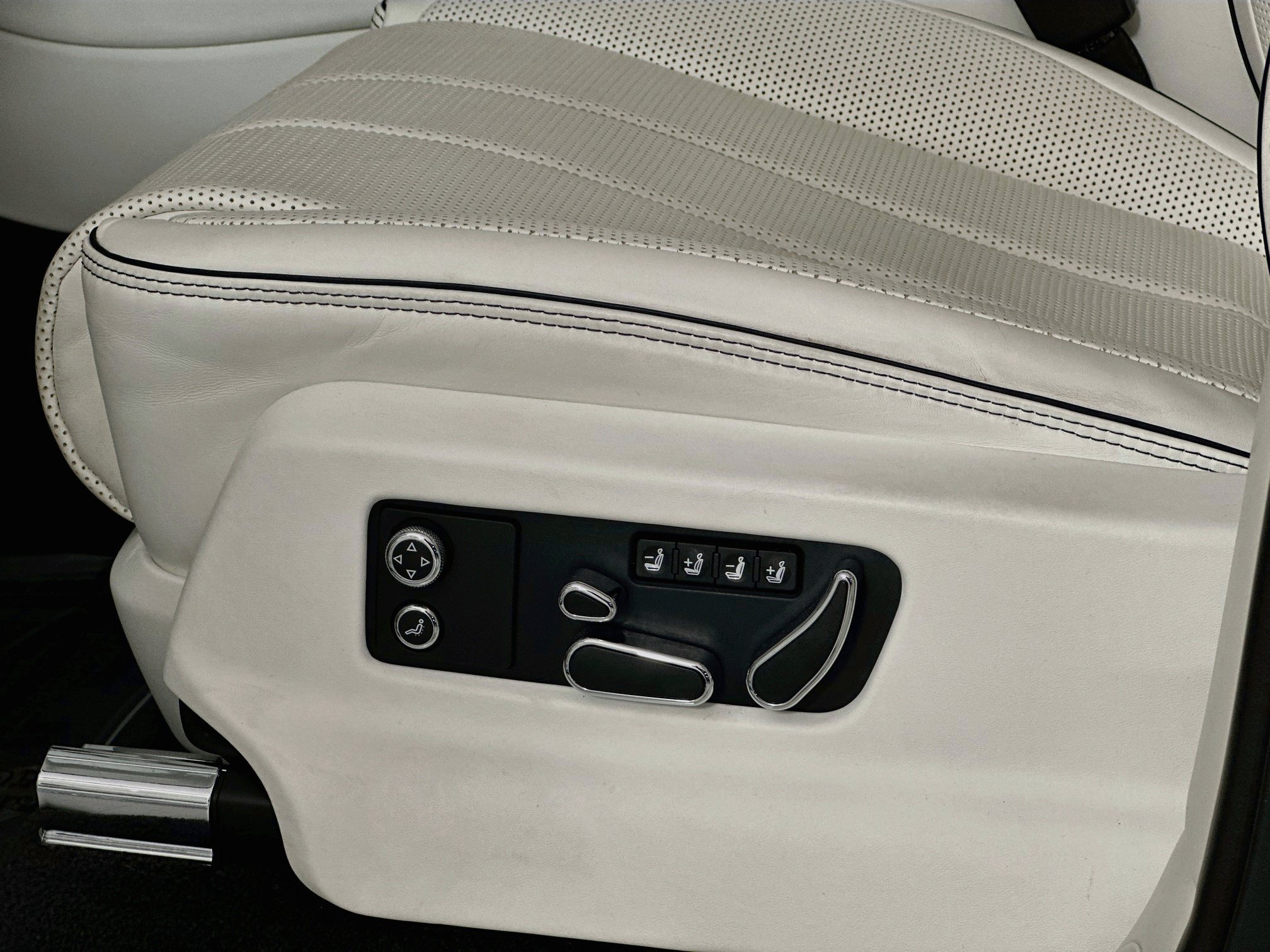 Certified 2023 Bentley Bentayga Extended Wheelbase AWD/4WD image 19