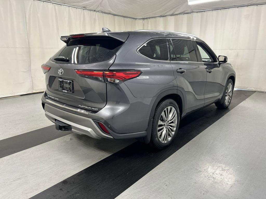Used 2021 Toyota Highlander Platinum AWD/4WD image 2
