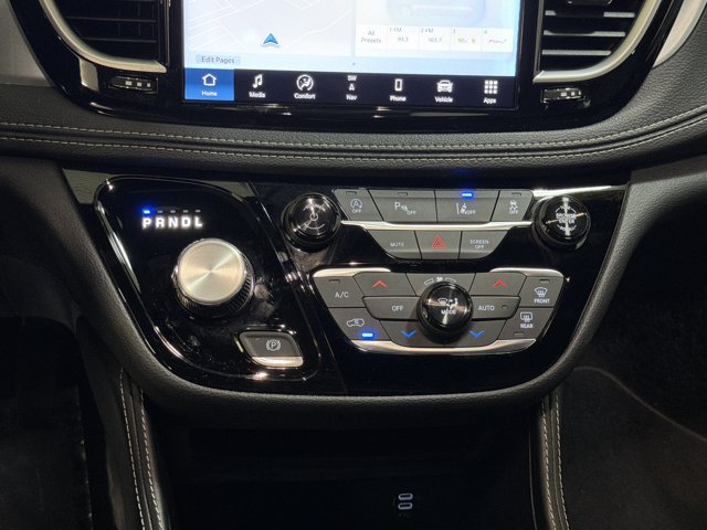 Used 2026 Chrysler Pacifica Limited FWD image 33
