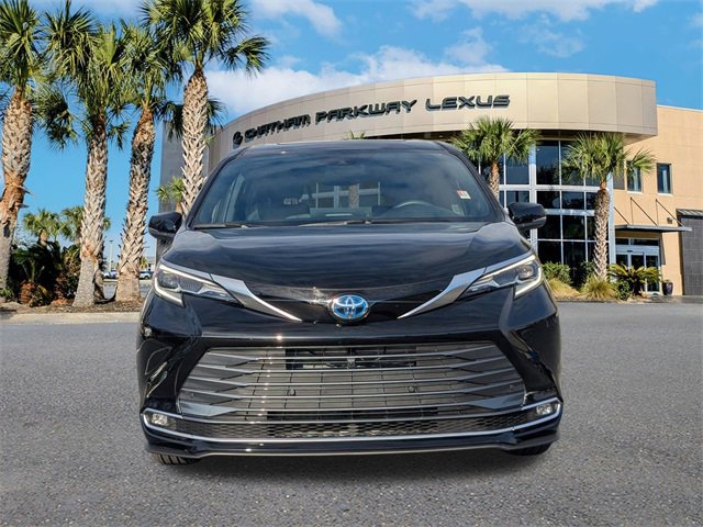 Used 2025 Toyota Sienna Platinum image 10