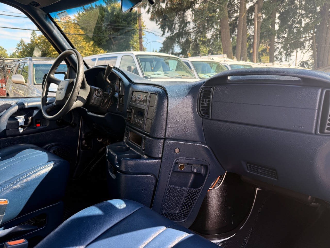 Used 2000 GMC Safari RWD image 16