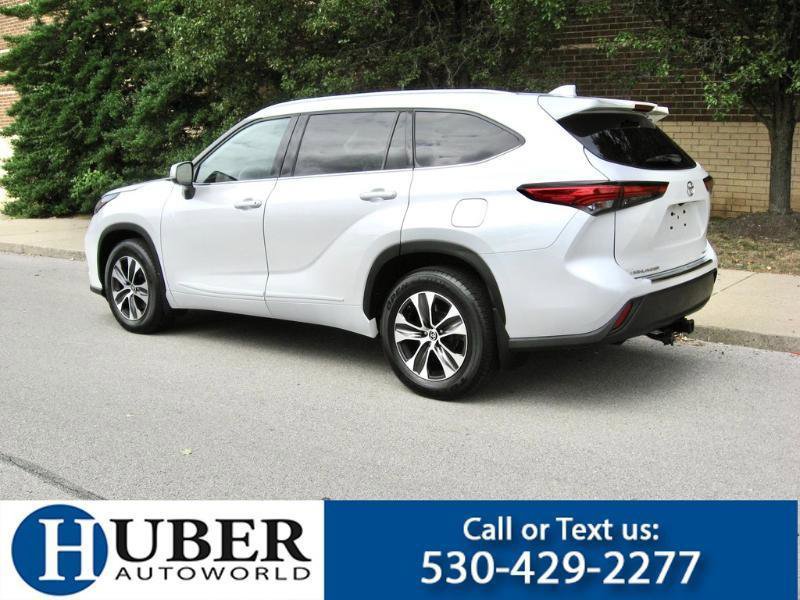 Used 2022 Toyota Highlander XLE image 2