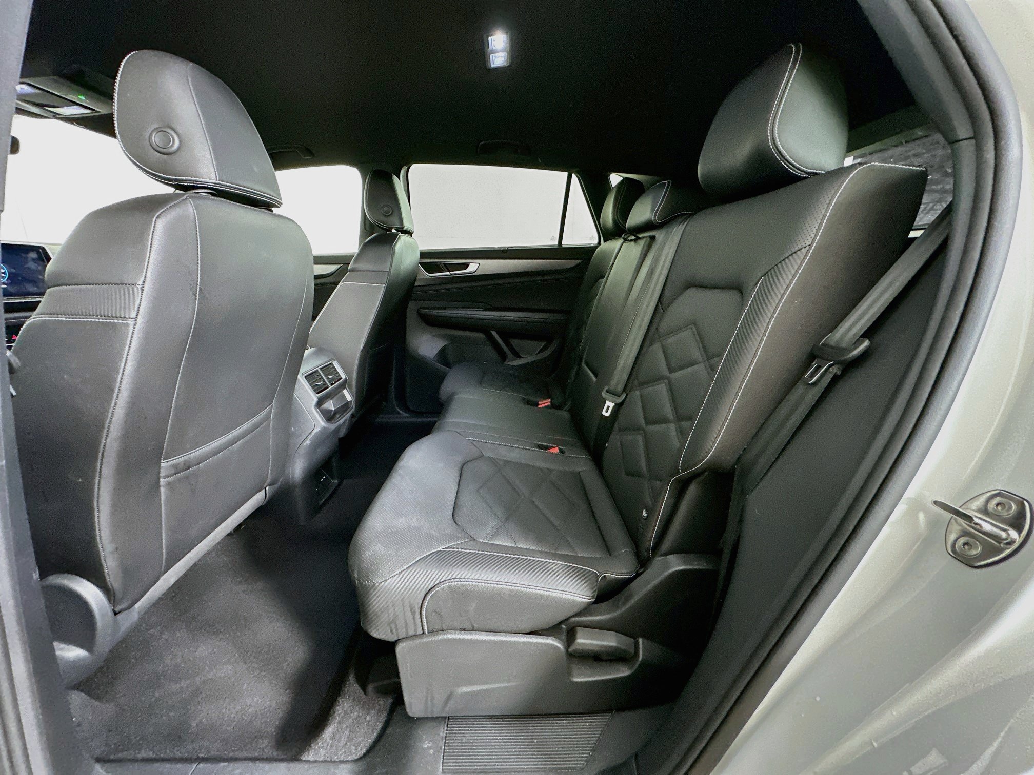 Used 2025 Volkswagen Atlas Cross Sport SE FWD image 26
