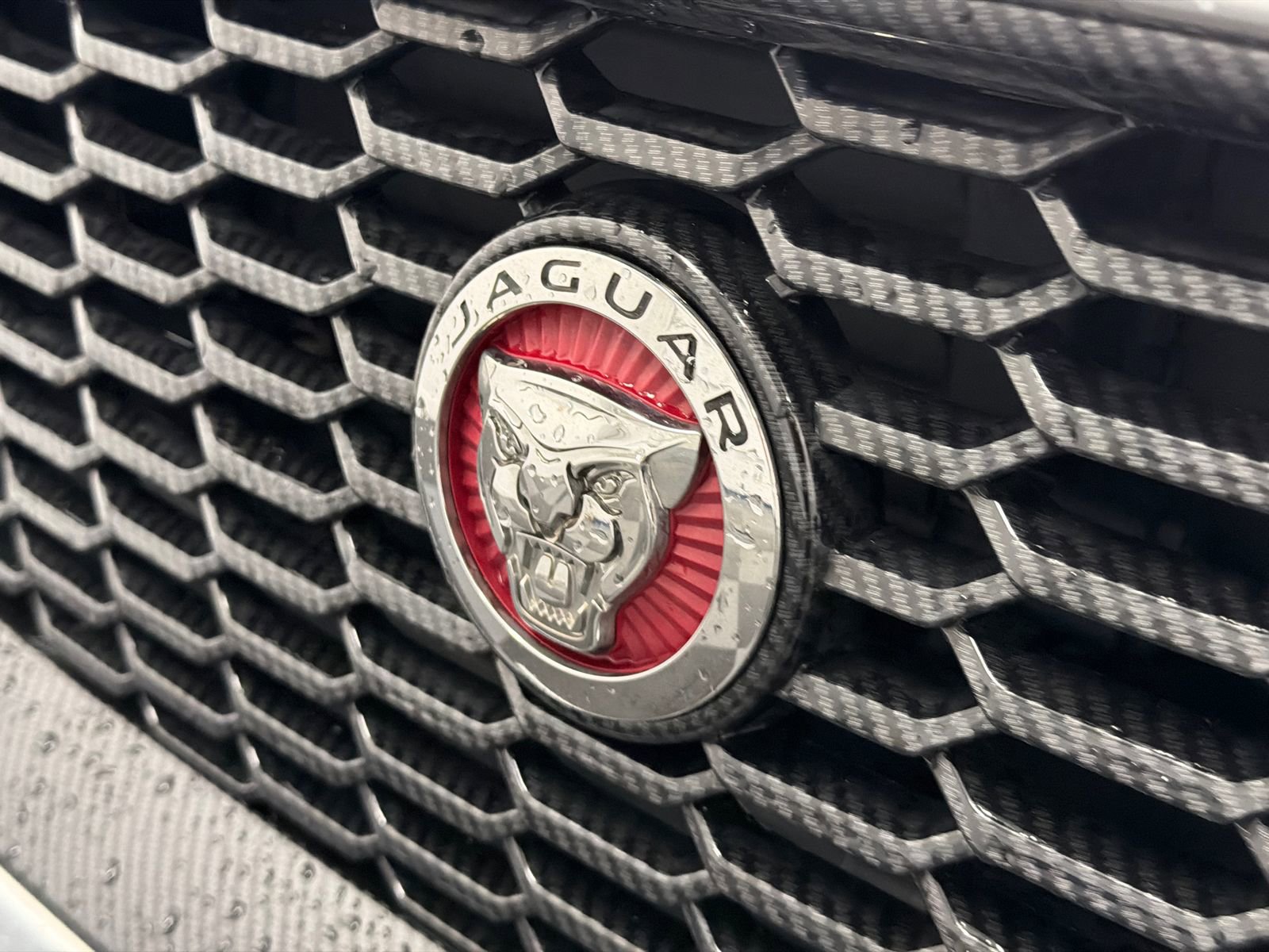 Used 2018 Jaguar XE Premium image 12