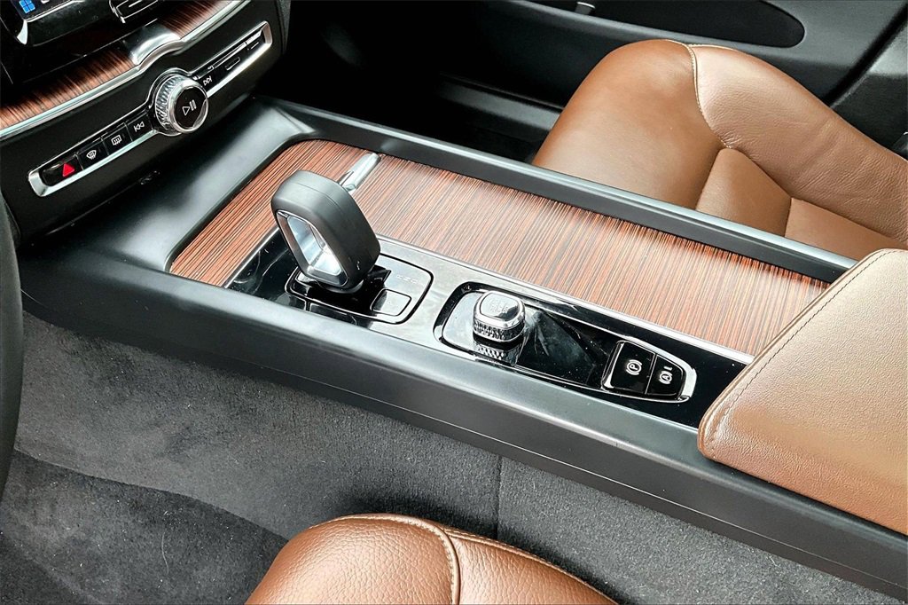 Used 2023 Volvo XC60 B5 Plus w/ Climate Package image 17