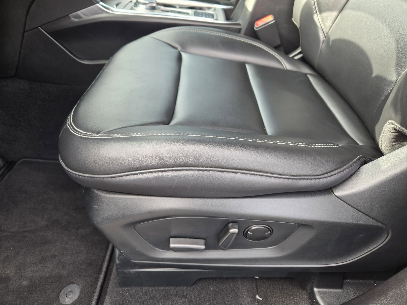 Used 2023 Ford Explorer XLT w/ Equipment Group 202A RWD image 21