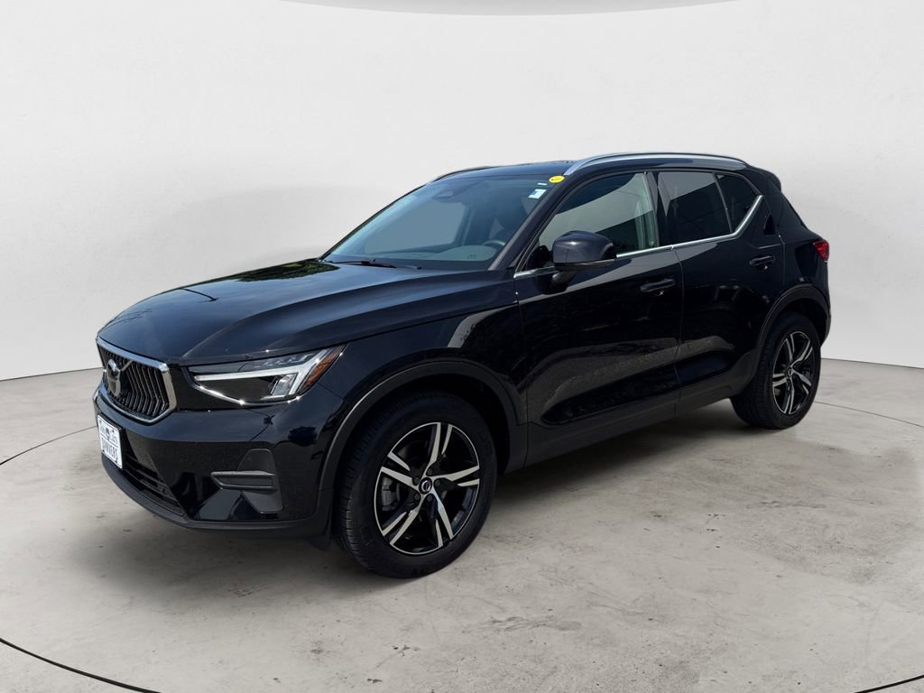 Used 2025 Volvo XC40 B5 Core AWD/4WD image 2