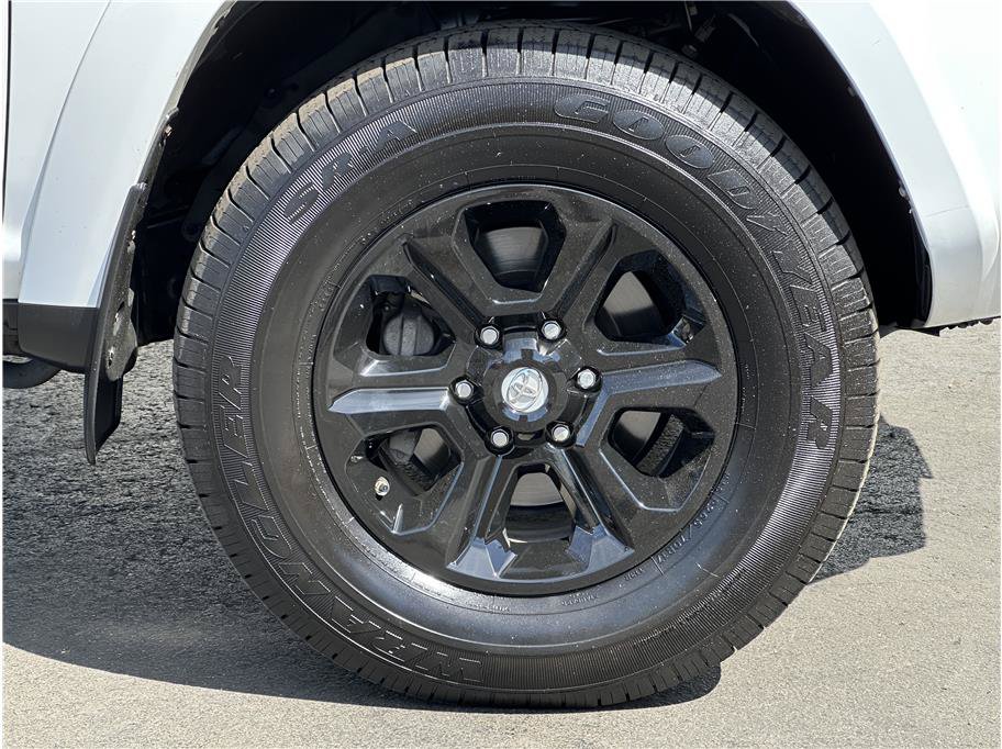 Used 2017 Toyota 4Runner SR5 AWD/4WD image 32