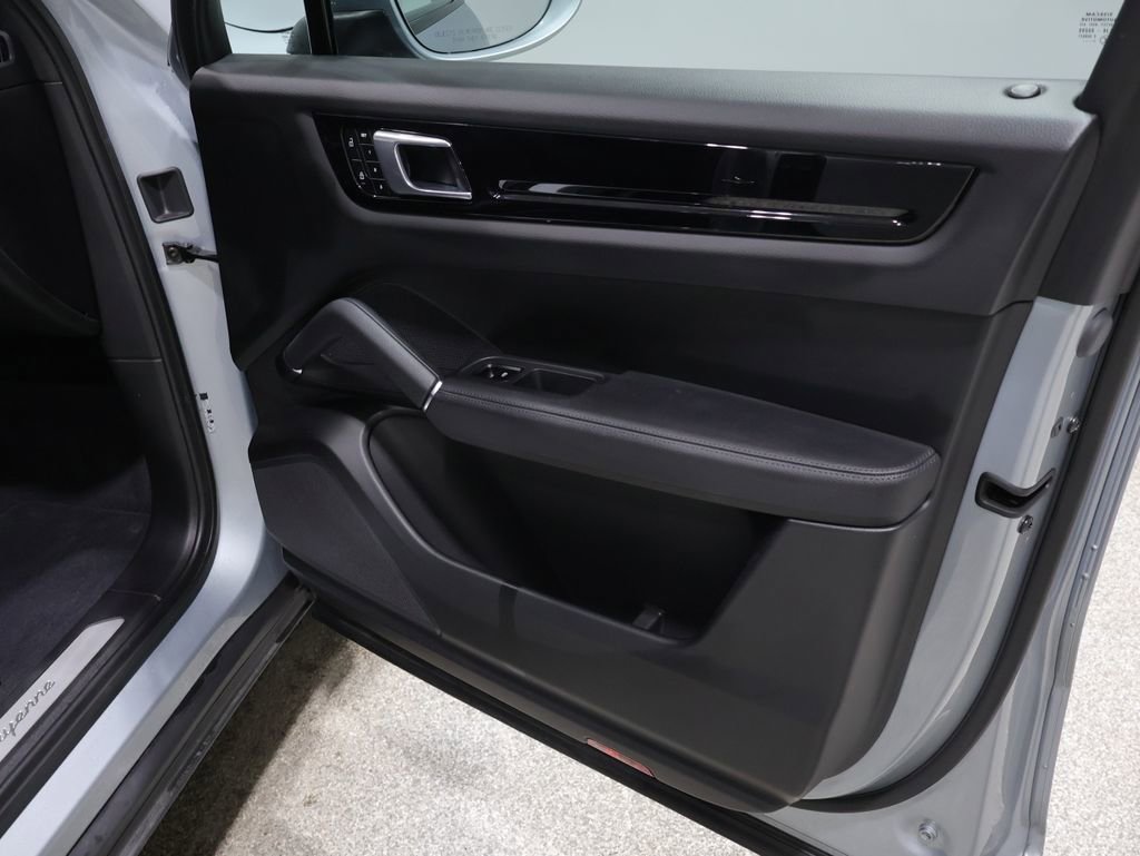 Used 2022 Porsche Cayenne Base image 24