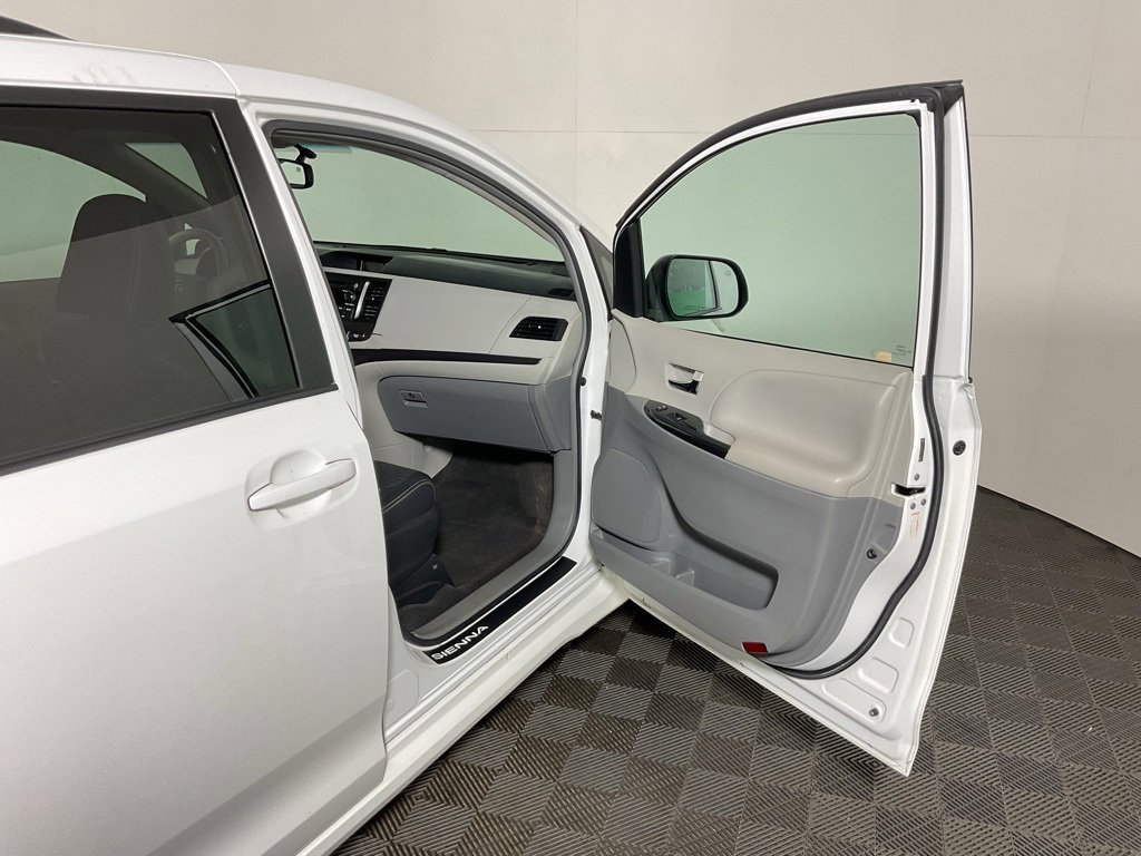 Used 2012 Toyota Sienna SE image 26