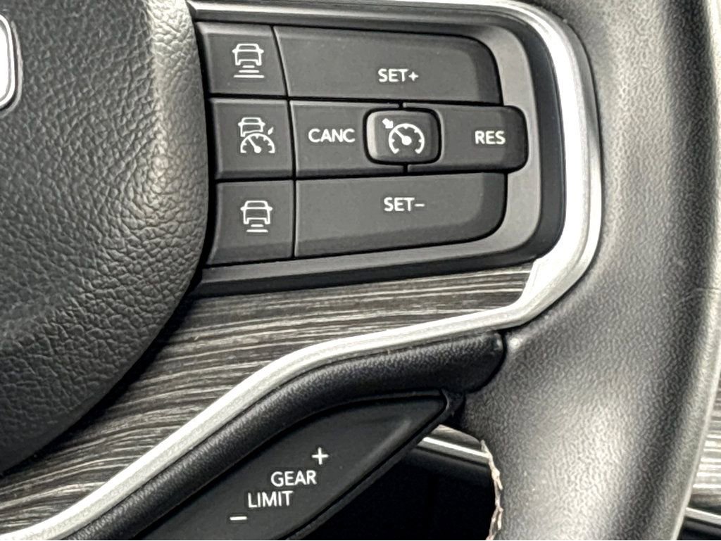 Used 2023 Jeep Wagoneer L Series II AWD/4WD image 14