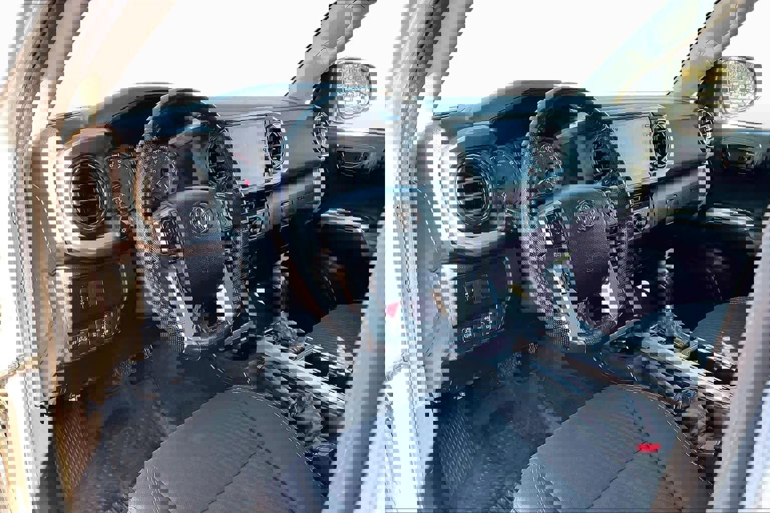 Used 2021 Toyota Tacoma SR5 w/ Trail Edition image 17