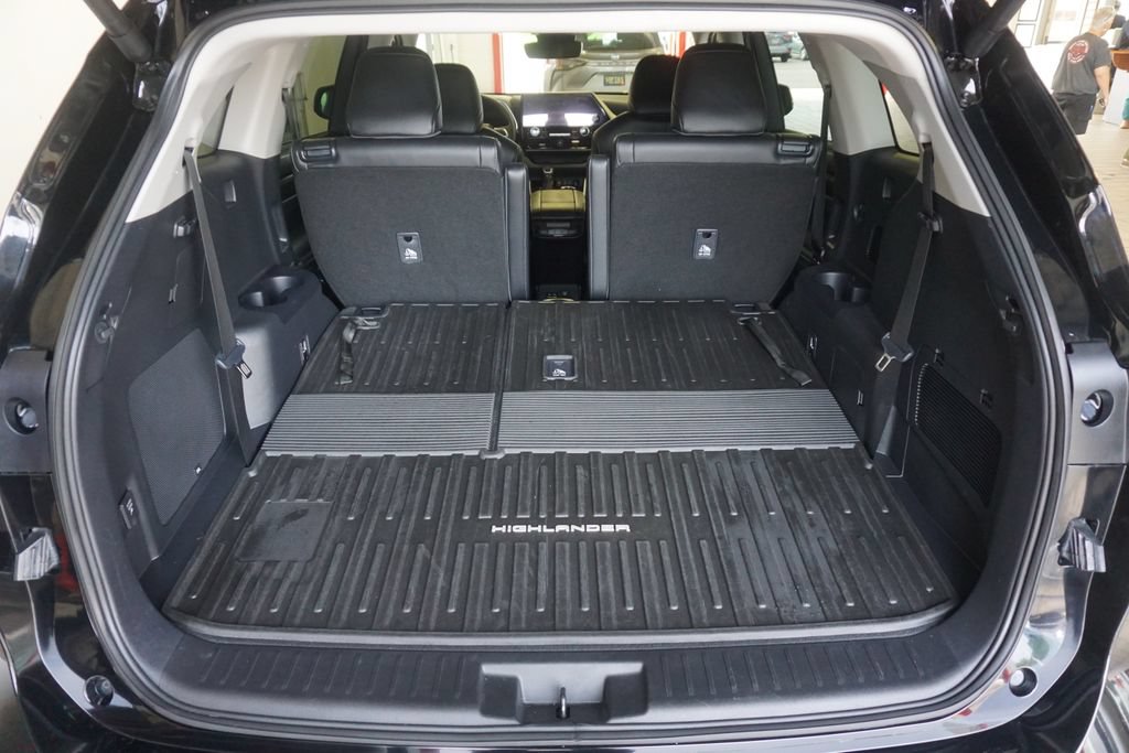Used 2025 Toyota Highlander Limited AWD/4WD image 19